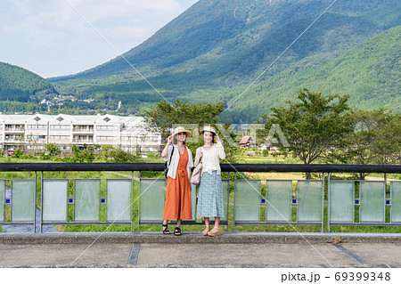 湯布院女子旅で記念撮影をする若い女性と友達 【9月】 69399348