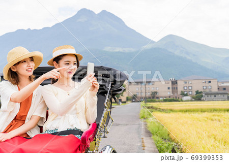湯布院女子旅で人力車を楽しむ女性と友達 【9月】【撮影協力 人力車のえびす屋】 69399353
