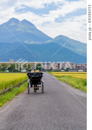湯布院女子旅で人力車を楽しむ女性と友達 【9月】【撮影協力 人力車のえびす屋】 湯布院女子旅で人力車を楽しむ女性と友達 【9月】【撮影協力 人力車のえびす屋】 69399355