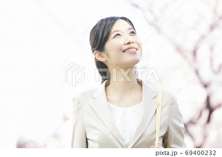 桜並木を歩く女性 桜並木を歩く女性 69400232