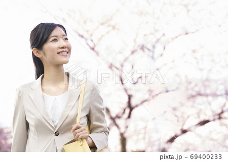 桜並木を歩く女性 69400233