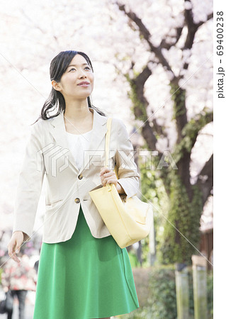 桜並木を歩く女性 桜並木を歩く女性 69400238