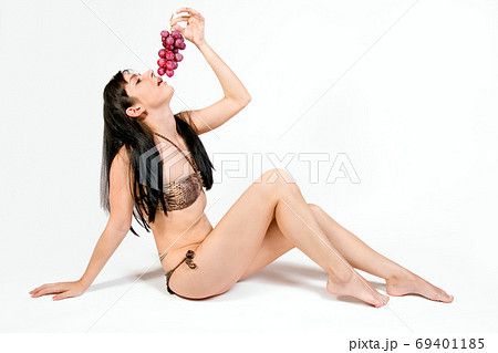 A beautiful girl eat a grapes 69401185