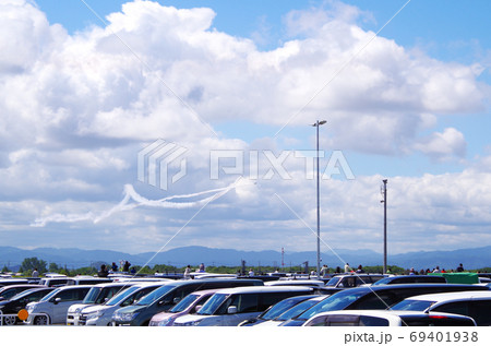 航空祭のアクロバット飛行を地上で航空ファンが見守る光景 … 鳥取県 境港市(晴れ) 航空祭のアクロバット飛行を地上で航空ファンが見守る光景 … 鳥取県 境港市(晴れ) 69401938