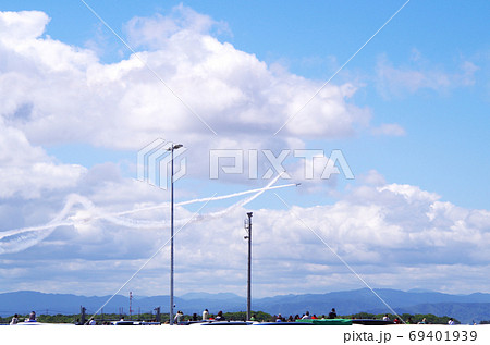航空祭のアクロバット飛行を地上で航空ファンが見守る光景 … 鳥取県 境港市(晴れ) 航空祭のアクロバット飛行を地上で航空ファンが見守る光景 … 鳥取県 境港市(晴れ) 69401939