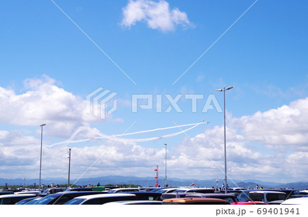 航空祭のアクロバット飛行を地上で航空ファンが見守る光景 … 鳥取県 境港市(晴れ) 航空祭のアクロバット飛行を地上で航空ファンが見守る光景 … 鳥取県 境港市(晴れ) 69401941