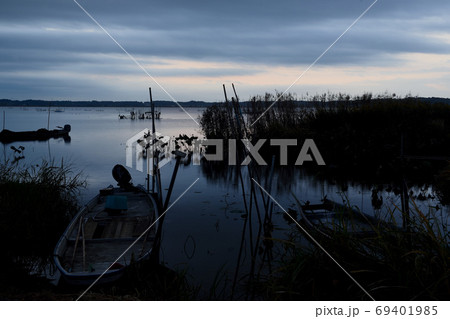 夜明け前の印旛沼 69401985