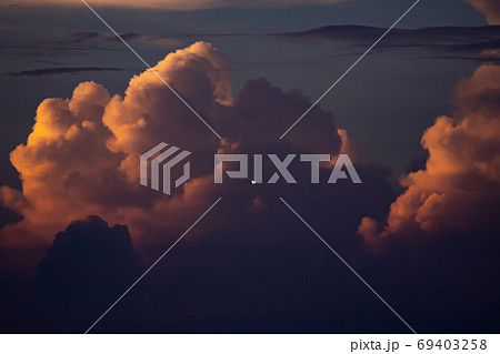 積乱雲 雲 かなとこ雲 空港 飛行機 羽田空港 夕陽 夕方 欠航 悪天候 ゲリラ 積乱雲 雲 かなとこ雲 空港 飛行機 羽田空港 夕陽 夕方 欠航 悪天候 ゲリラ 69403258