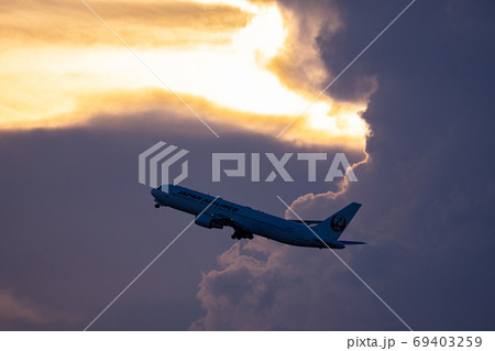 積乱雲 雲 かなとこ雲 空港 飛行機 羽田空港 夕陽 夕方 欠航 悪天候 ゲリラ 69403259