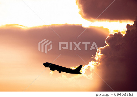 積乱雲 雲 かなとこ雲 空港 飛行機 羽田空港 夕陽 夕方 欠航 悪天候 ゲリラ 積乱雲 雲 かなとこ雲 空港 飛行機 羽田空港 夕陽 夕方 欠航 悪天候 ゲリラ 69403262