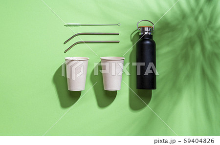 Plastic-free objects flat lay. Reusable drinking containers isol Plastic-free objects flat lay. Reusable drinking containers isol 69404826