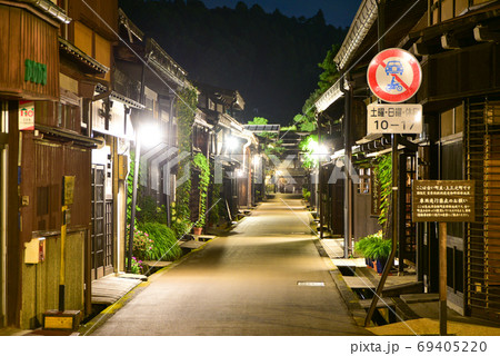 高山の有名な古い街並み 69405220