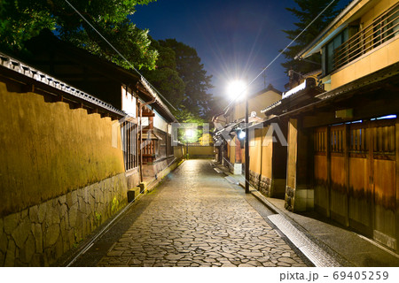 金沢の武家屋敷通りの夜景 69405259