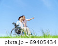 シニア女性、介護、車椅子、青空 69405434