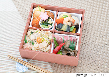 松茸ご飯とローストビーフのお弁当 69405448