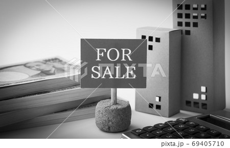 FOR SALE　売り出し中の不動産　売却　物件　マンション　ビル　オフィス 69405710