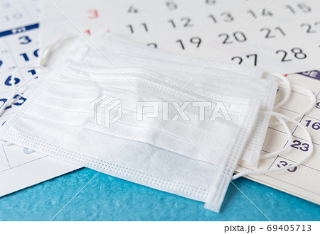 マスクで感染対策　インフルエンザ予防　新型コロナウイルス対策　同時流行　健康管理 69405713