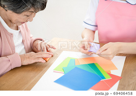 シニアのリハビリを一緒にする介護士 69406458