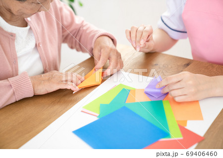 シニアのリハビリを一緒にする介護士 69406460