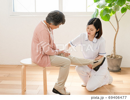 リハビリを介助する介護士 69406477