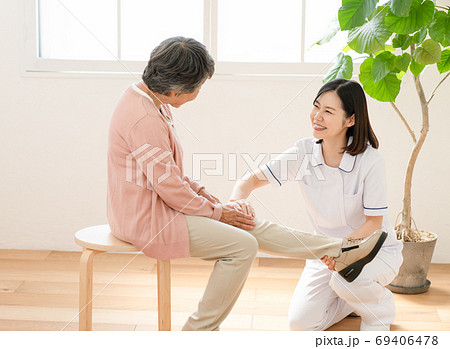 リハビリを介助する介護士 69406478