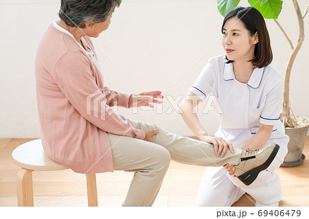 リハビリを介助する介護士のアップ 69406479