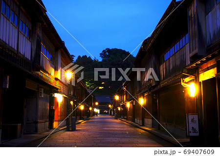 金沢市風景 ひがし茶屋街 夕景 金沢市風景 ひがし茶屋街 夕景 69407609
