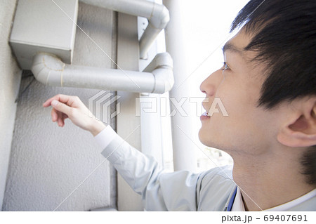 点検をする男性作業員 点検をする男性作業員 69407691