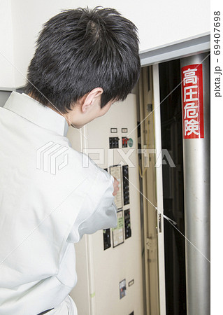 エレベーターを点検をする男性作業員 エレベーターを点検をする男性作業員 69407698