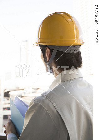 男性作業員の後ろ姿 男性作業員の後ろ姿 69407732