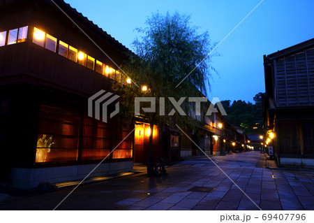 金沢市風景　ひがし茶屋街　夕景 69407796