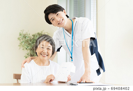 訪問薬剤士とシニア女性 69408402