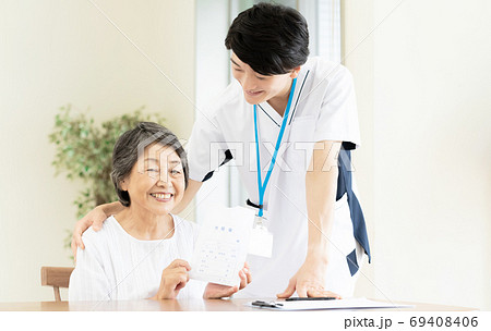 訪問薬剤士とシニア女性 69408406
