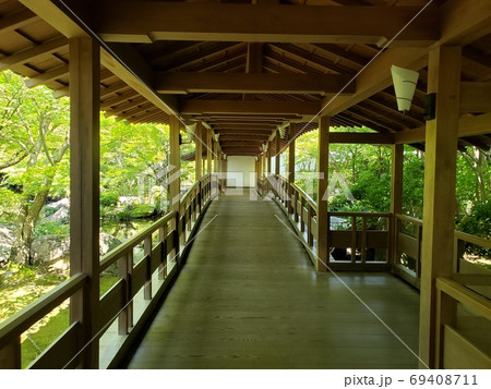 木造の廊下の写真素材