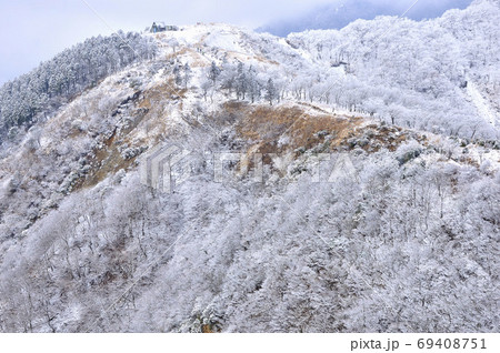 丹沢山地 雪の烏尾山を望む 丹沢山地 雪の烏尾山を望む 69408751