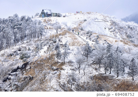 丹沢山地 雪の烏尾山を望む 丹沢山地 雪の烏尾山を望む 69408752