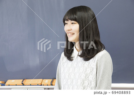 自己紹介をする高校生 69408893