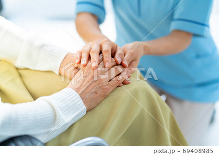 介護 車椅子 介護士 シニア女性 医療イメージ 69408985