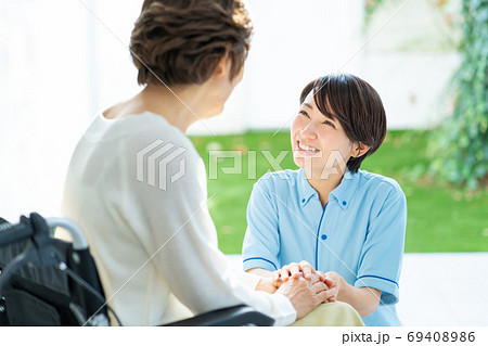 介護 車椅子 介護士 シニア女性 医療イメージ 介護 車椅子 介護士 シニア女性 医療イメージ 69408986