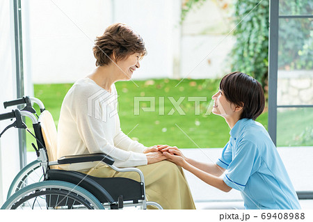 介護 車椅子 介護士 シニア女性 医療イメージ 69408988