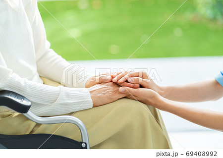介護 車椅子 介護士 シニア女性 医療イメージ 69408992