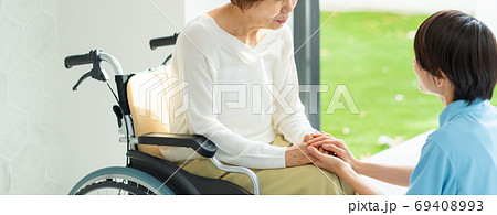 介護 車椅子 介護士 シニア女性 医療イメージ 69408993