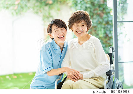 介護 車椅子 介護士 シニア女性 医療イメージ 介護 車椅子 介護士 シニア女性 医療イメージ 69408998