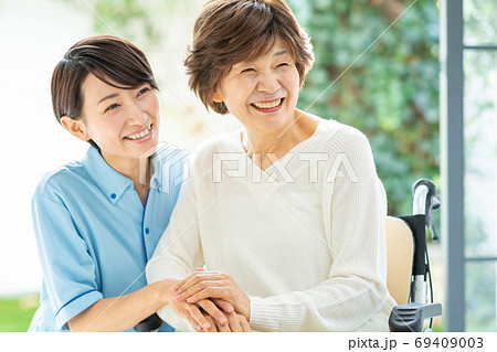 介護 車椅子 介護士 シニア女性 医療イメージ 介護 車椅子 介護士 シニア女性 医療イメージ 69409003