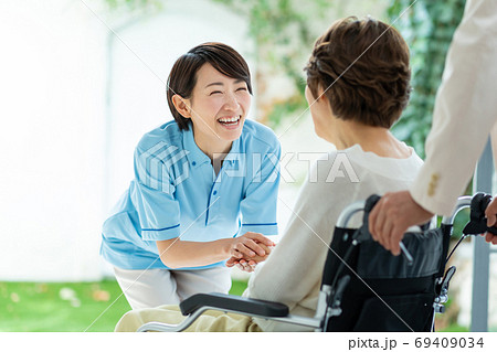 カウンセリングする介護士の女性 69409034