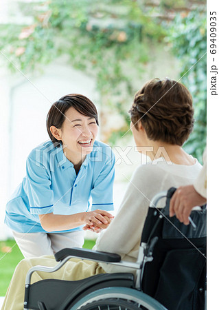 カウンセリングする介護士の女性 69409035