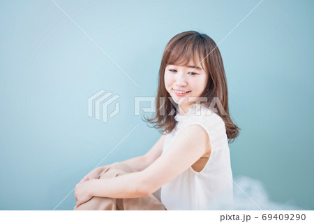 微笑む女性 69409290