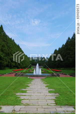 フランス式庭園の噴水と石畳 69409573