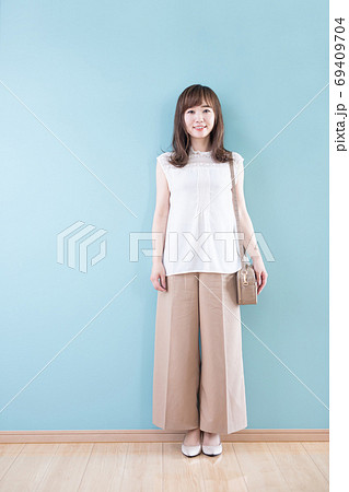 バッグを持つ女性 69409704