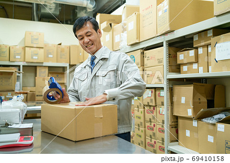 物流倉庫で働くミドルの男性作業員 物流倉庫で働くミドルの男性作業員 69410158
